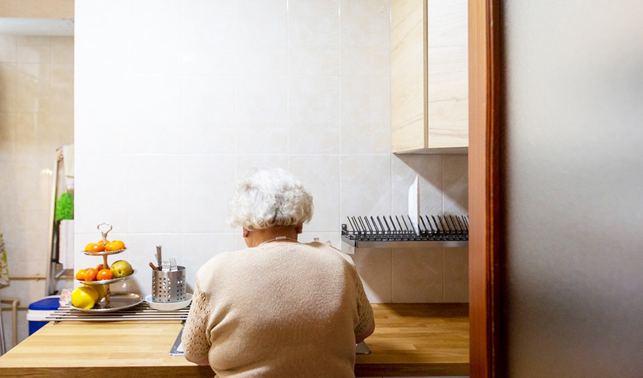 Persona mayor que vive sola en casa.